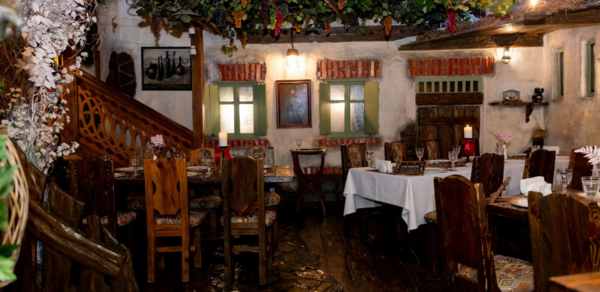 Двухуровневый банкетный зал со сценой