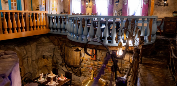 Двухуровневый банкетный зал со сценой