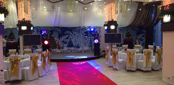 Банкетный зал с высокими потолками