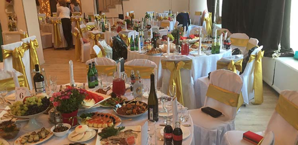 Банкетный зал с высокими потолками