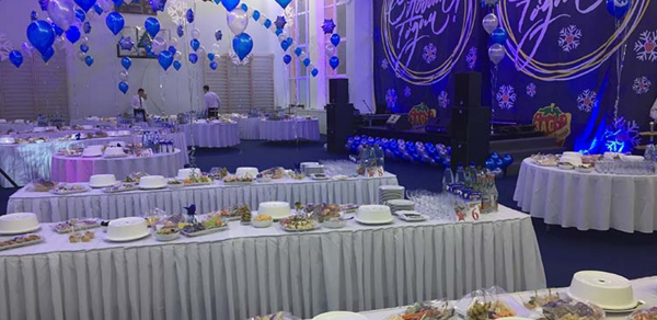 Банкетный зал с высокими потолками