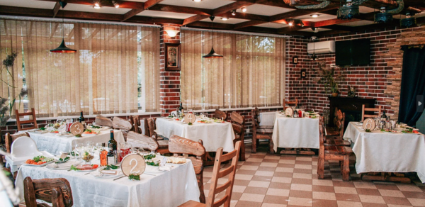 Сказка. Уютный банкетный зал в стиле шале 