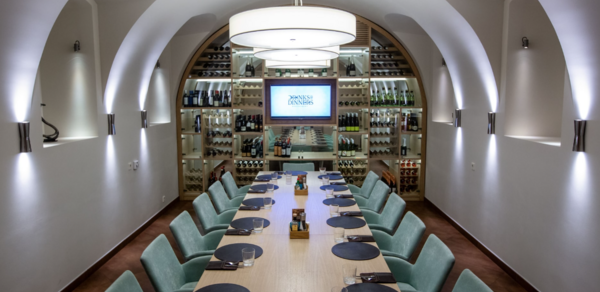 Drinks and Dinners. Камерный банкетный зал