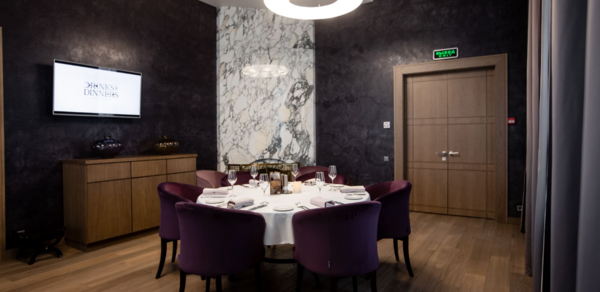 Drinks and Dinners. Банкетный зал в сиреневых оттенках