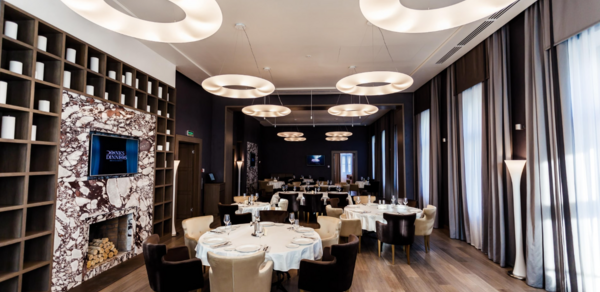 Drinks and Dinners. Банкетный зал с камином