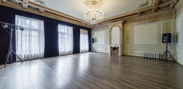 Светлое арт-пространство в классическом стиле