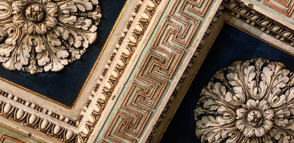 Светлое арт-пространство в классическом стиле