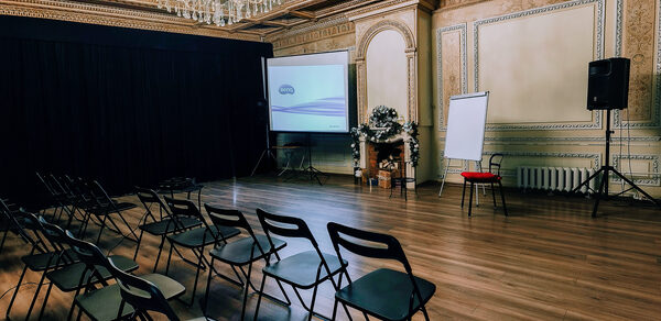 Светлое арт-пространство в классическом стиле