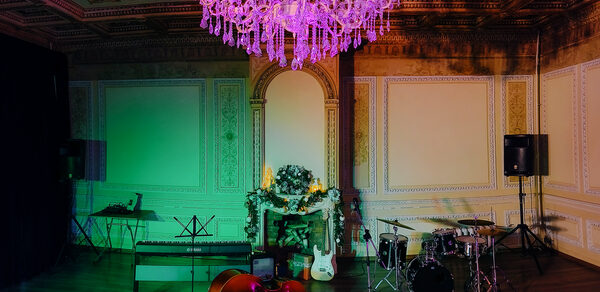 Светлое арт-пространство в классическом стиле