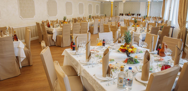 Гранд Фэмили. Банкетный зал с хрустальными люстрами