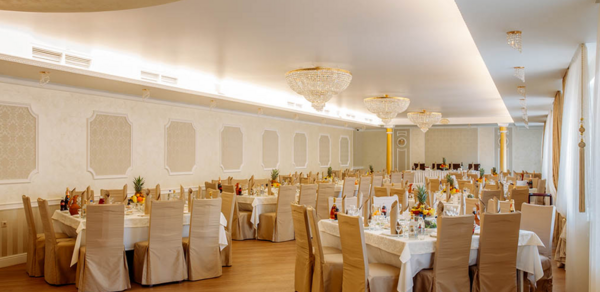 Гранд Фэмили. Банкетный зал с хрустальными люстрами