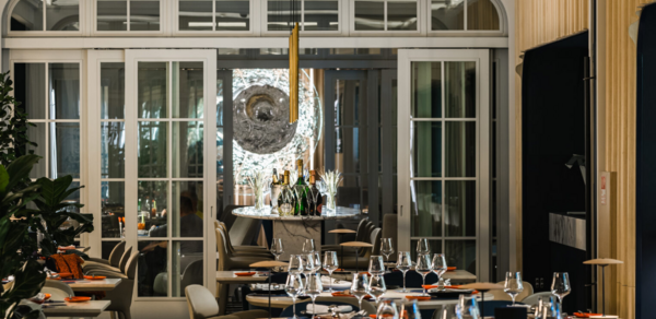 YURA Restaurant & Bar. Банкетный зал с панорамными окнами