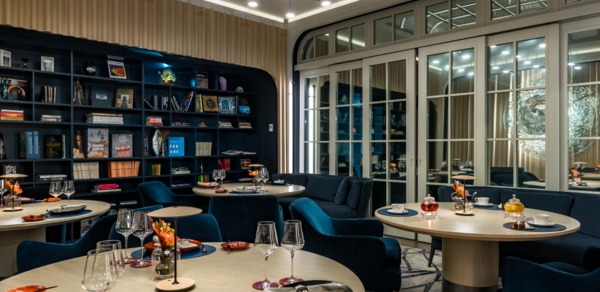 YURA Restaurant & Bar. Банкетный зал с мягкой мебелью