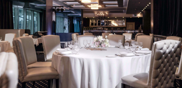 Dorchester. Банкетный зал с элегантным интерьером 