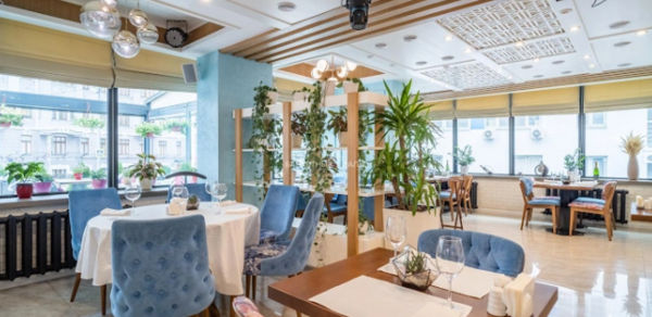 Brosko. Банкетный зал с выходом на летнюю веранду