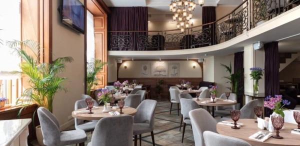 Сенполия. Светлый банкетный зал