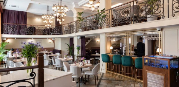 Сенполия. Светлый банкетный зал