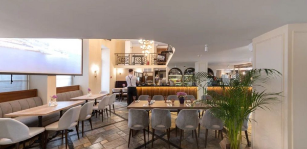 Сенполия. Банкетный зал с хрустальными люстрами