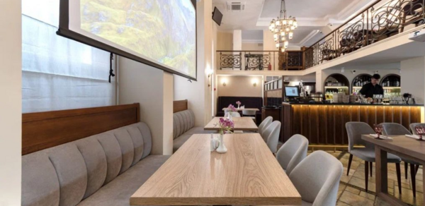 Сенполия. Банкетный зал с хрустальными люстрами