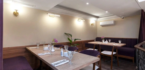 Сенполия. Банкетный зал с французским интерьером 