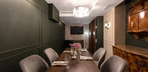 Сенполия. Маленький банкетный зал