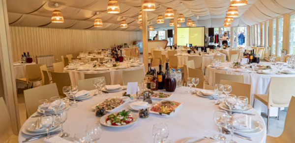 Apple Hill. Банкетный зал с собственным двором 