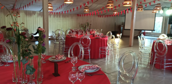 Apple Hill. Банкетный зал с собственным двором 