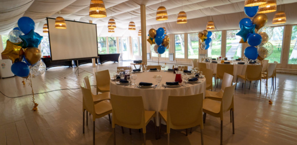 Apple Hill. Банкетный зал с собственным двором 