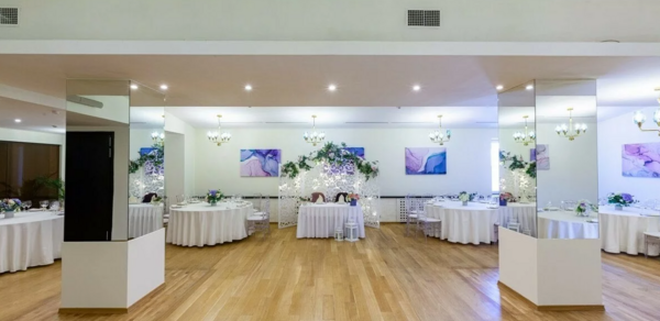 Villa Arcobaleno. Светлый зал с зеркальными колоннами