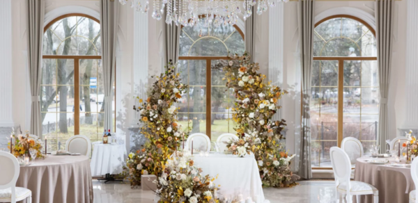 Romanoff's. Светлый и нарядный банкетный зал