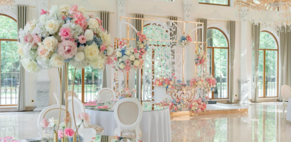 Romanoff's. Светлый и нарядный банкетный зал