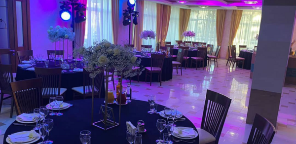 Светлый банкетный зал в загородном клубе Белый берег