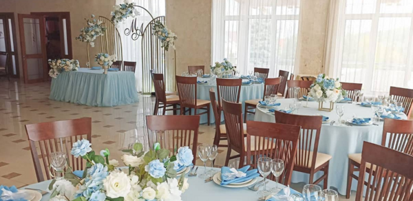 Светлый банкетный зал в загородном клубе Белый берег