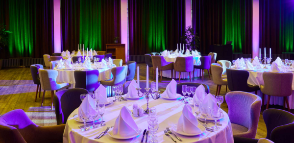 Ассамблея. Банкетный зал с современным интерьером 