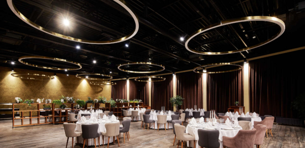 Ассамблея. Банкетный зал с современным интерьером 