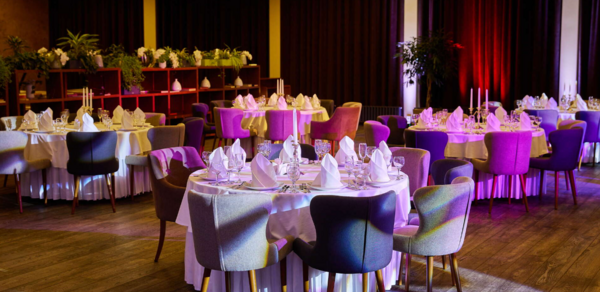 Ассамблея. Банкетный зал с современным интерьером 