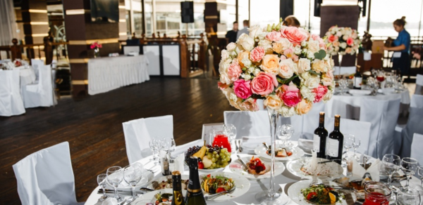 Беринг. Банкетный зал на берегу Невы