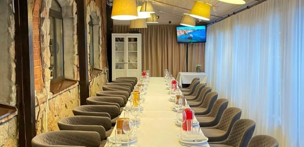 Vintage. Небольшой банкетный зал с мягкими креслами