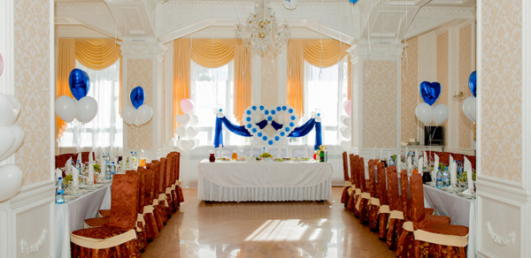 Микки. Банкетный зал с позолоченным декором