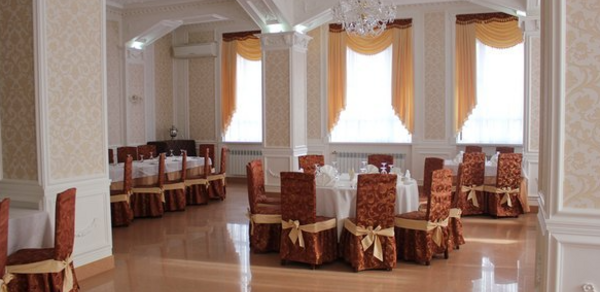 Микки. Банкетный зал с позолоченным декором