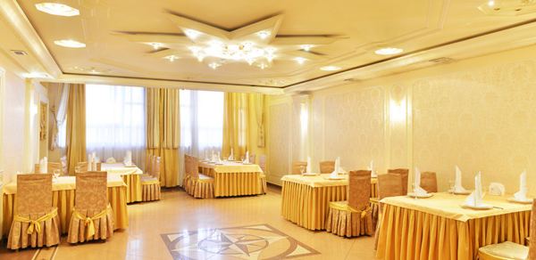 Мики. Банкетный зал в золотых оттенках