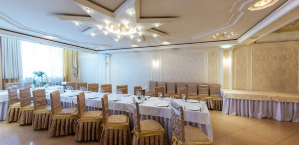 Мики. Банкетный зал в золотых оттенках