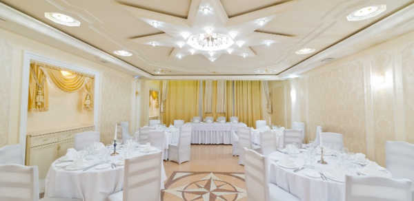 Мики. Банкетный зал в золотых оттенках