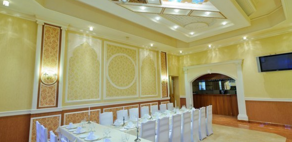 Мики. Небольшой банкетный зал