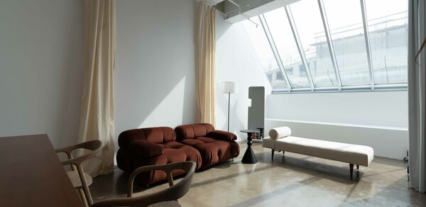 Просторный зал в теплых тонах на Васильевском острове