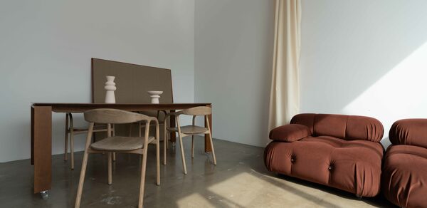 Просторный зал в теплых тонах на Васильевском острове