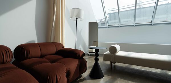 Просторный зал в теплых тонах на Васильевском острове