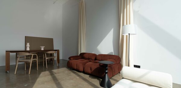 Просторный зал в теплых тонах на Васильевском острове