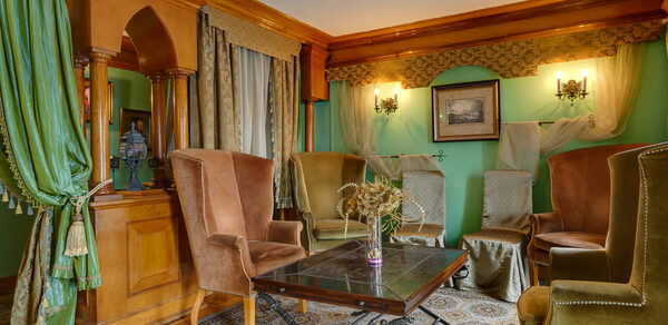 Усадьба. Банкетный зал с антикварным камином