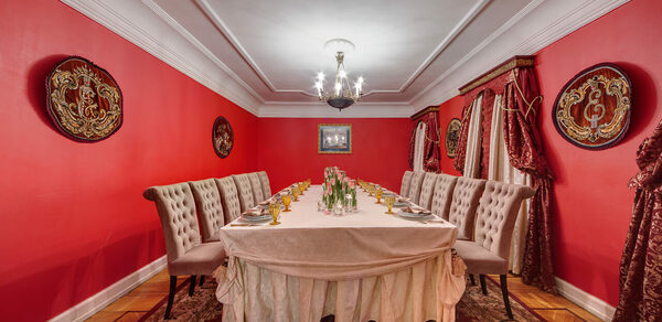 Усадьба. Банкетный зал в красных тонах